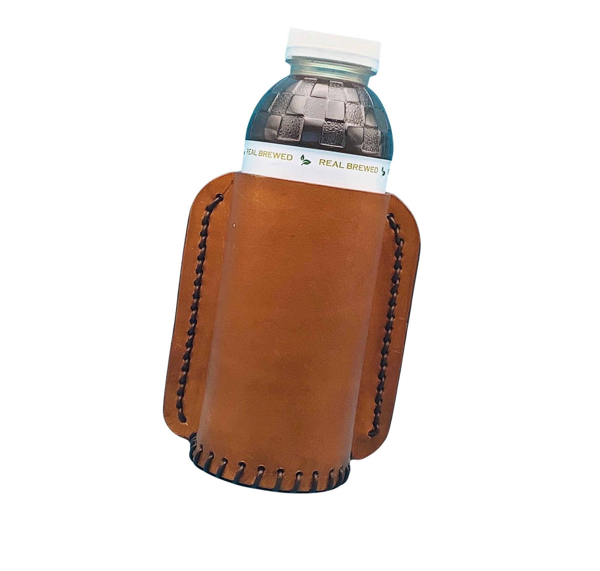 Tan bottle holder for a saddle billet.